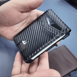 Minimalist Wallet - Maximum Capacity. Minimal Footprint.